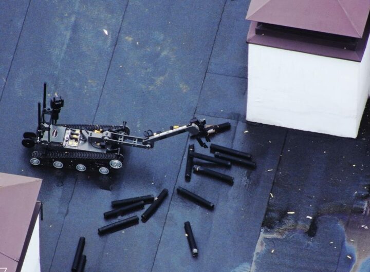 Новини України - Касетні боєприпаси на даху висотки у Вишгороді збирав робот