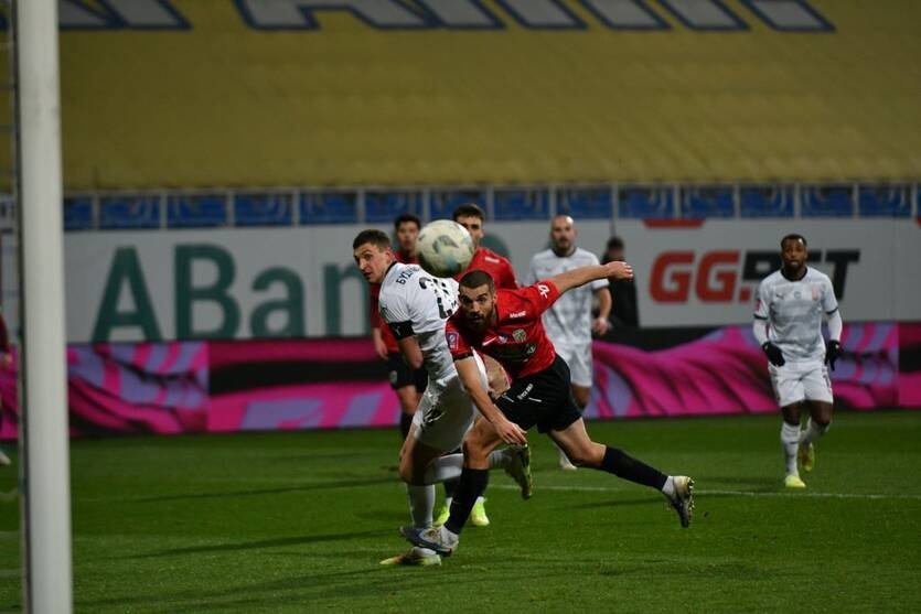 Новини спорту - Луганська Зоря в домашньому матчі мінімально переграла Карпати