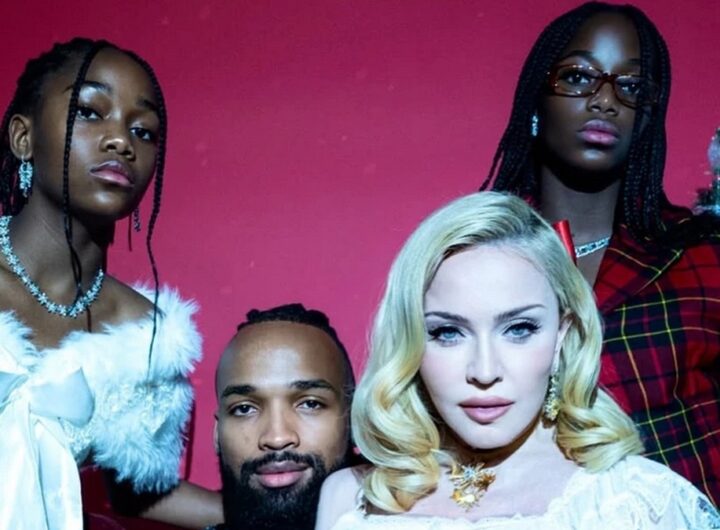 Новини культури - Мадонна з молодшими доньками влаштувала різдвяну фотосесію