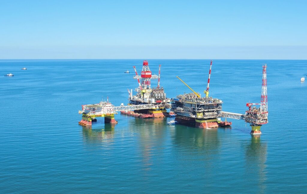 Новини України - На Каспії уражено третю нафтову платформу - ЗМІ