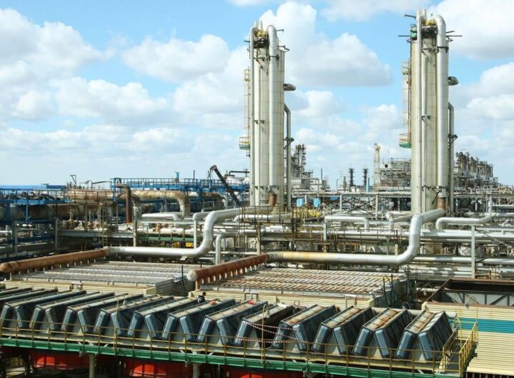 Новини світу - Найбільший ГПЗ Росії атакували дрони СБУ - медіа