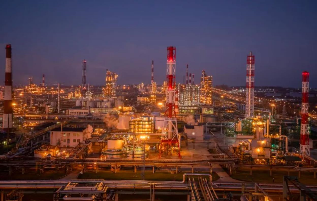 Новини бізнесу - Один із найбільших НПЗ Росії зупинив роботу після атаки дронів - ЗМІ