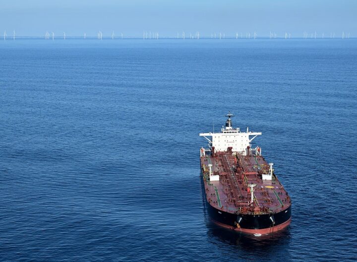 Новини світу - Рекордний обсяг російської нафти "застряг" у морі через санкції США