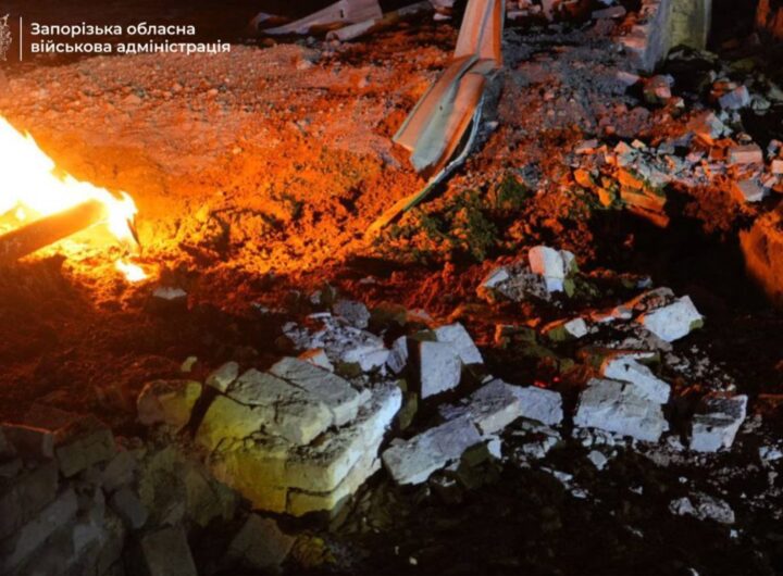 Новини України - РФ атакувала промисловість Запоріжжя, палають будинки