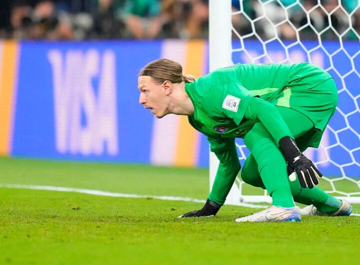 Новини спорту - Сафонов, граючи за ПСЖ, на пенальті зламав собі руку