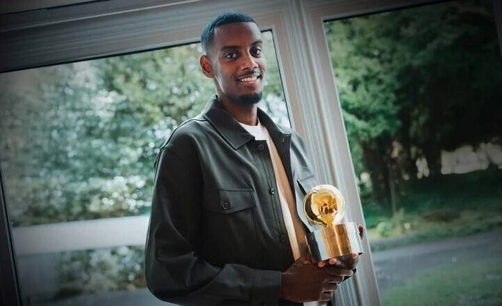 Новини спорту - Шведи нагородили Александра Ісака Золотим м'ячем