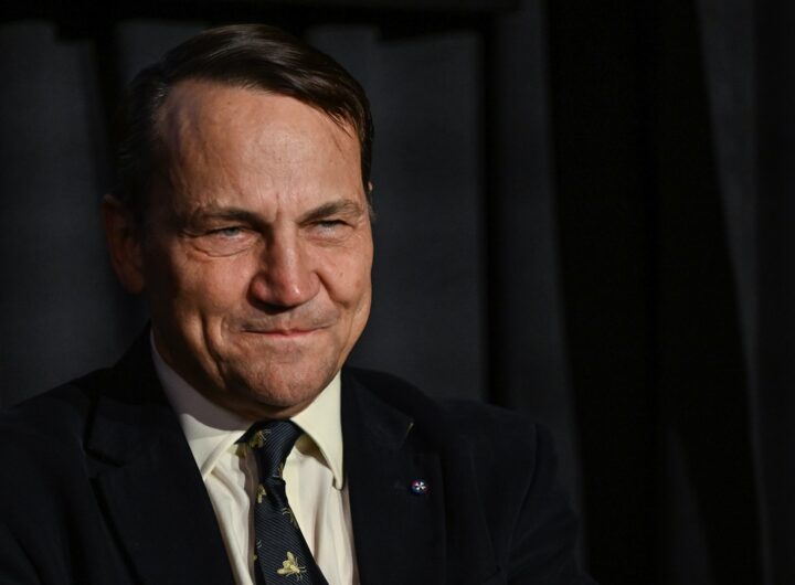 Новини світу - Сікорський "нагородив" Орбана орденом Леніна