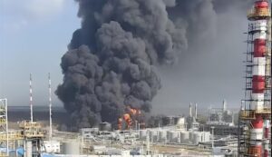 Новини світу - Своя сорочка ближча: США дозволяють нищити нафтову галузь РФ