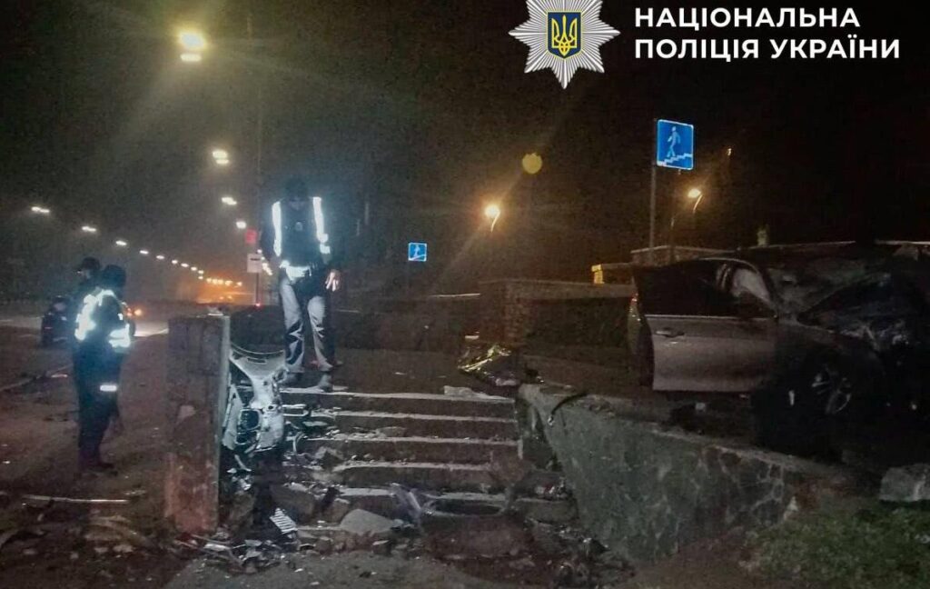 Новини Києва - У Києві 18-річний водій загинув, влетівши у підземний перехід