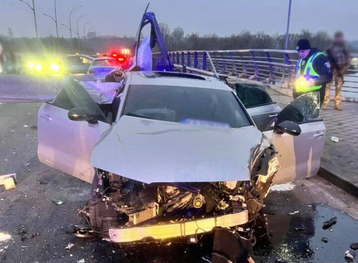 Новини Києва - У Києві через ДТП перекрили рух біля мосту Метро