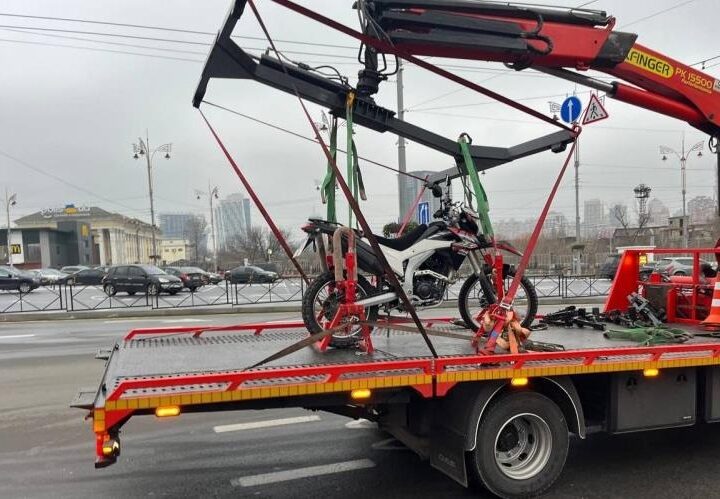 Новини Києва - У Києві вперше евакуювали мотоцикл за порушення ПДР