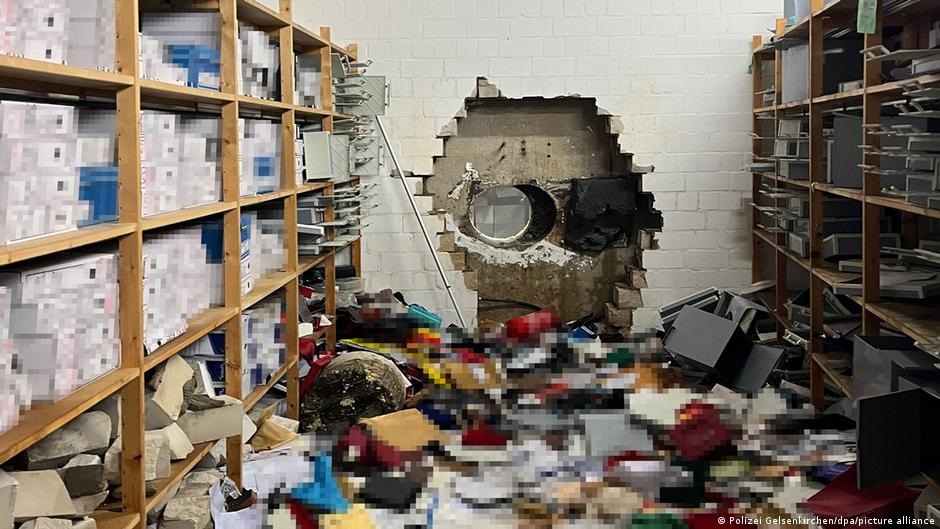 Новини світу - У Німеччині злочинці пробили дірку в стіні банку і викрали 30 млн євро