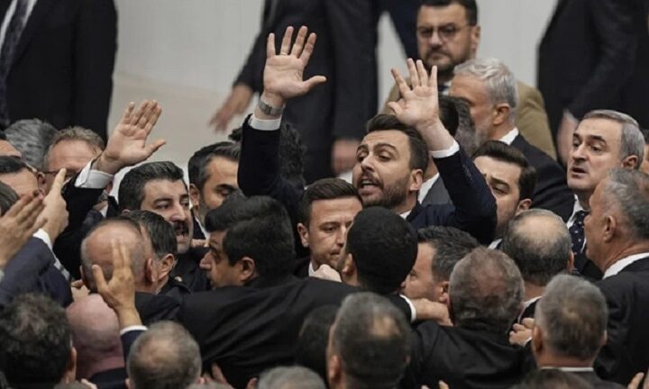 Новини світу - У турецькому парламенті депутати влаштували бійку