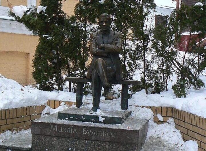 Новини Києва - В Києві демонтують пам'ятники Булгакову й Ахматовій