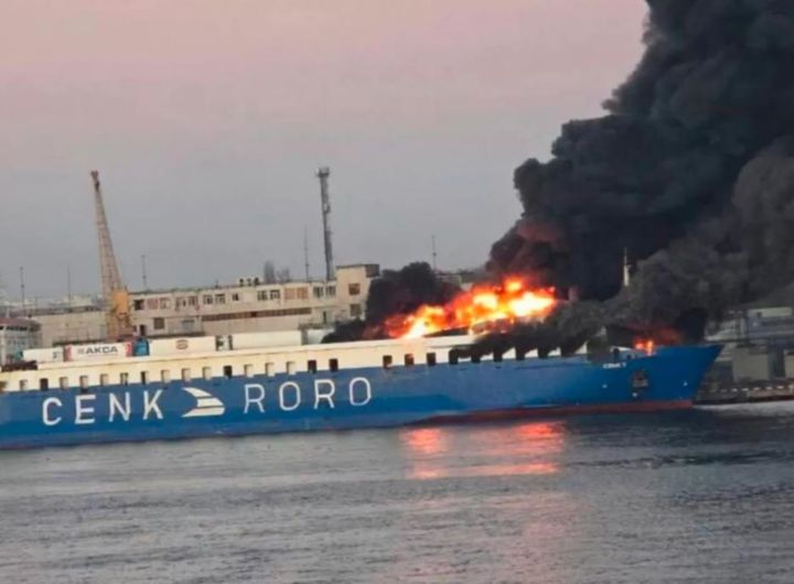 Новини України - В Одесі після вибухів спалахнуло судно