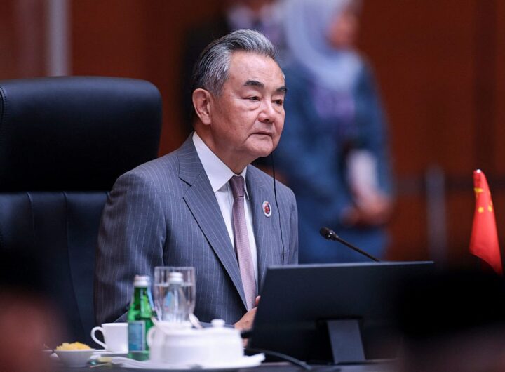 Новини світу - В РФ перед зустріччю Віткоффа і Путіна приїхав глава МЗС Китаю