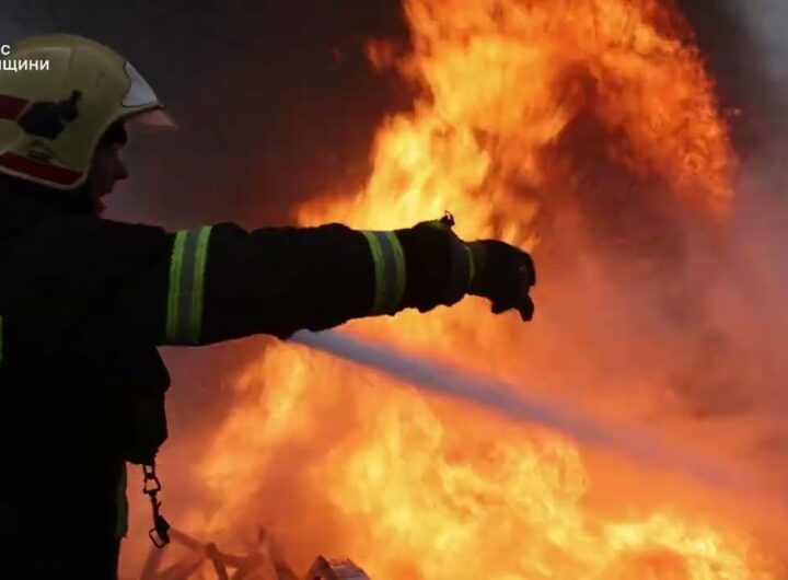 Сумщина: рятувальники під загрозою повторних ударів ліквідували пожежу, спричинену російською атакою