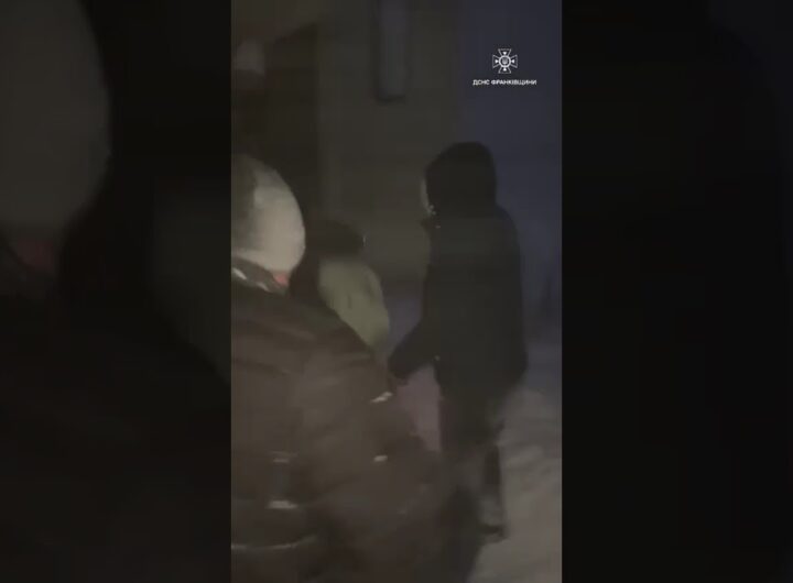 Франківщина: рятувальники визволяють авто зі снігових пасток. Допомогли 32 людям, з них 7 — діти.