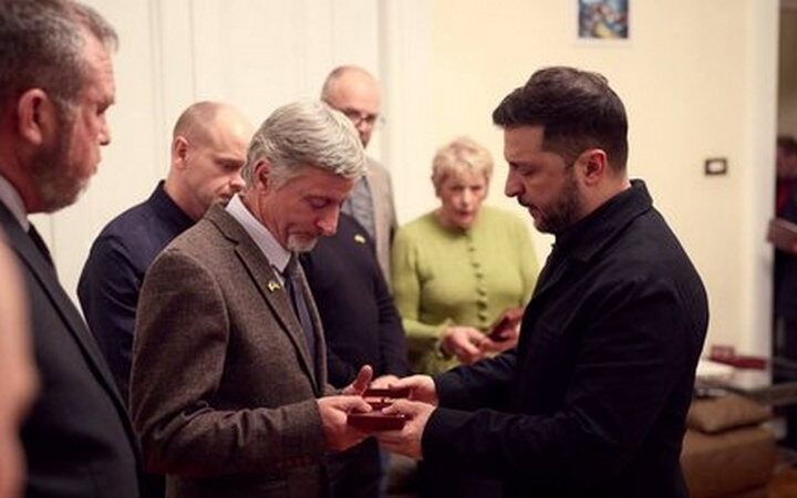 Новини України - Зеленський вручив нагороди сім’ям загиблих ірландських добровольців