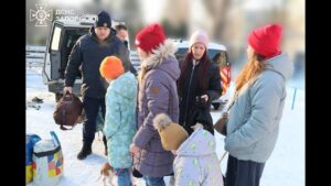 Запоріжжя: Офіцери ДСНС вивезли з-під обстрілів сім’ї з дітьми та їхніх улюбленців