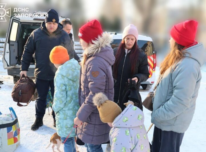 Запоріжжя: Офіцери ДСНС вивезли з-під обстрілів сім’ї з дітьми та їхніх улюбленців