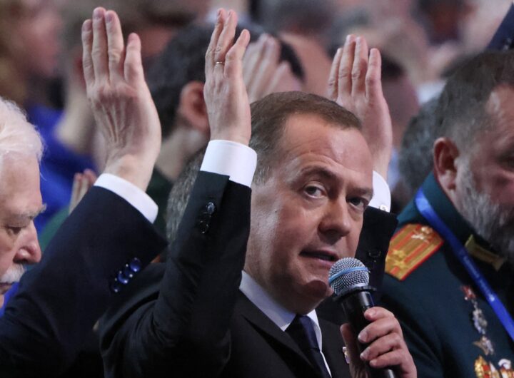 Новини світу - Медведєв заговорив про "приєднання" Гренландії до РФ