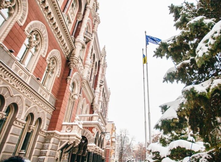 Новини бізнесу - НБУ продав понад $700 млн на тлі обвалу гривні