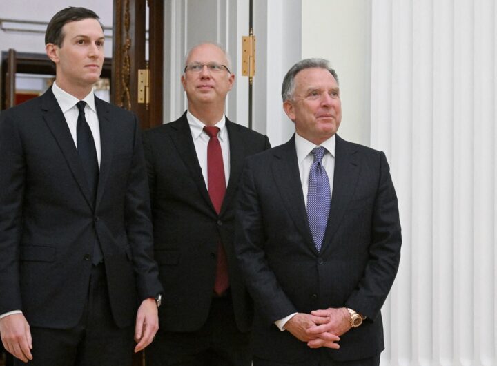 Новини світу - Посланці Трампа і Путіна зустрілися у Парижі