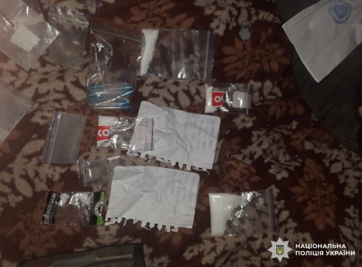 Новини Києва - У Києві судитимуть жінку, яка збувала наркотики з вікна квартири