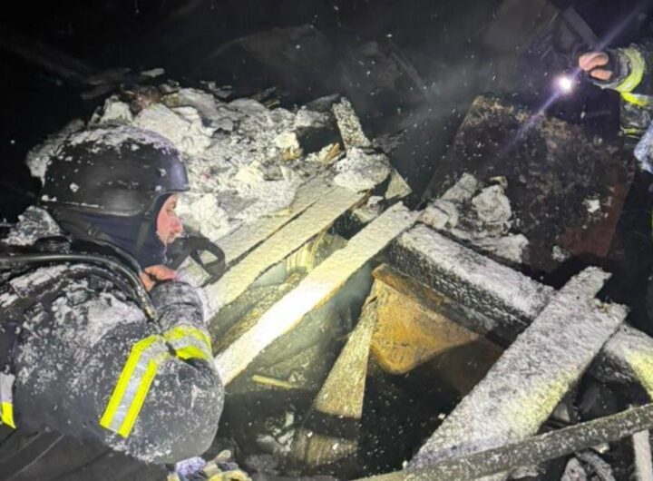 Новини України - Удари РФ по Київщині: рятувальники дістали з-під завалів родину з дитиною