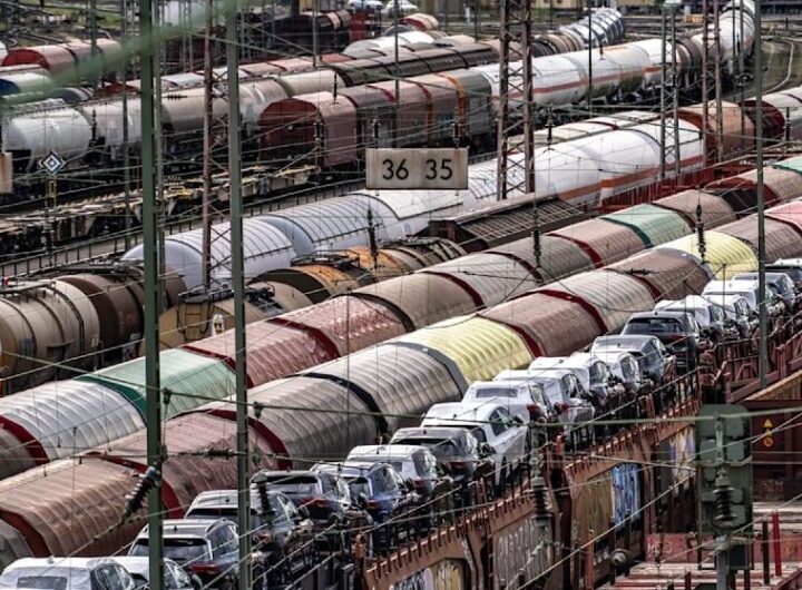 Новини світу - В Німеччині з рейок зійшов локомотив, поліція не виключає саботаж - ЗМІ