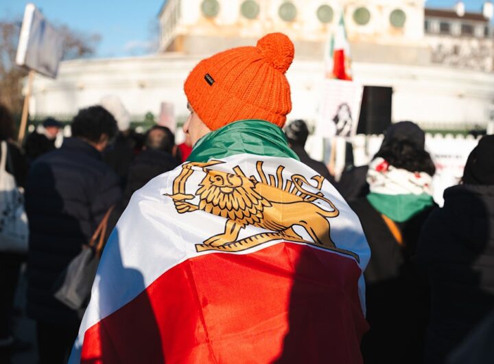 Новини світу - Влада Ірану намагається загасити протести виплатами у $6 на місяць