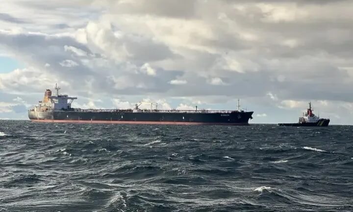 Новини світу - ЗМІ: субмарина РФ супроводжує танкер, що тікає від США