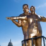 Сцена з Титаніка: біля Капітолія встановили статую Трампа та Епштейна