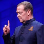 Медведєв став головним редактором російських шкільних підручників